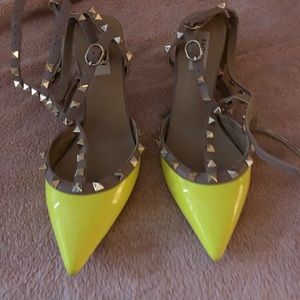 Kaitlyn pan Rock-Studded Heels